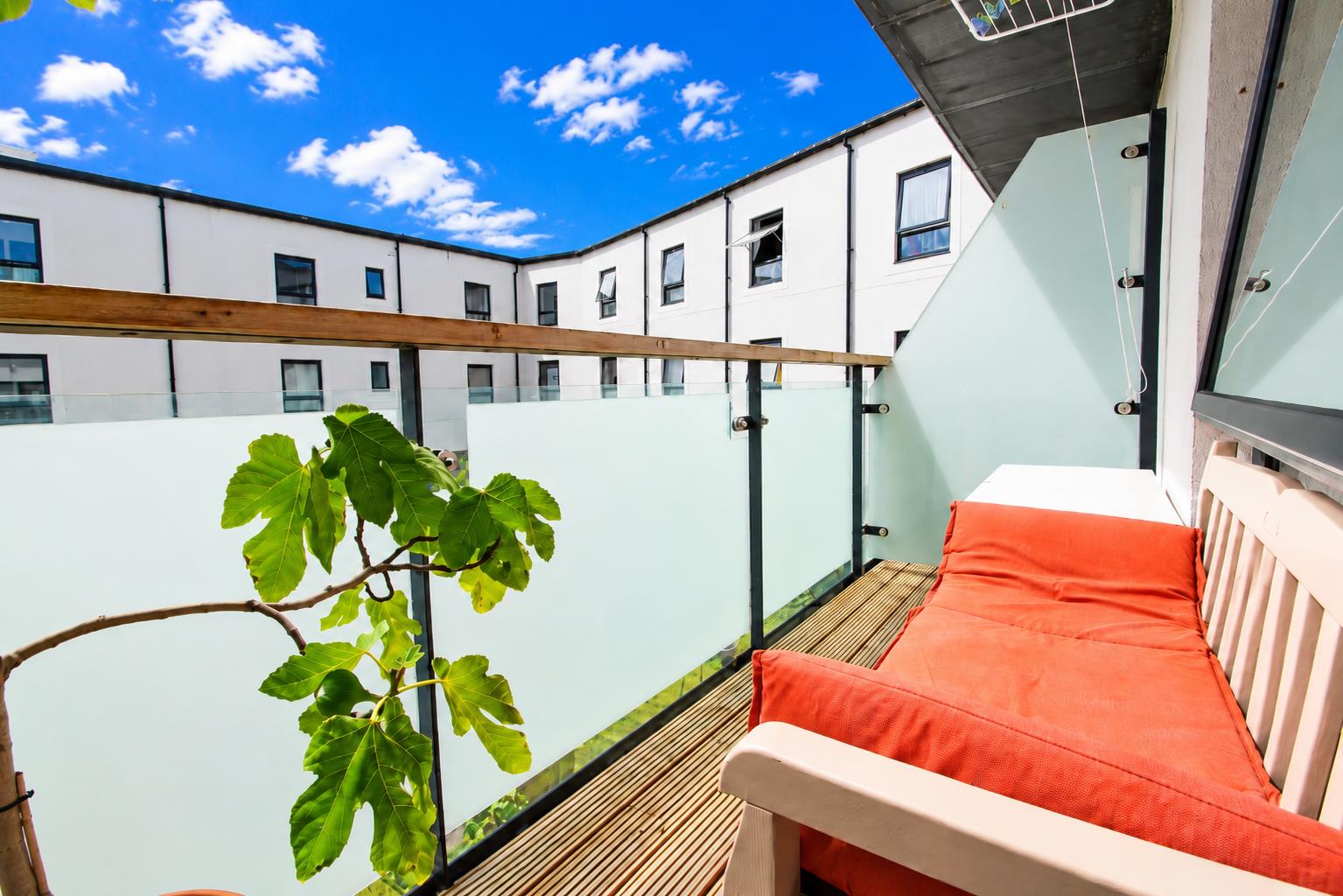 2 bed property in Sweetbriar Avenue, Carshalton